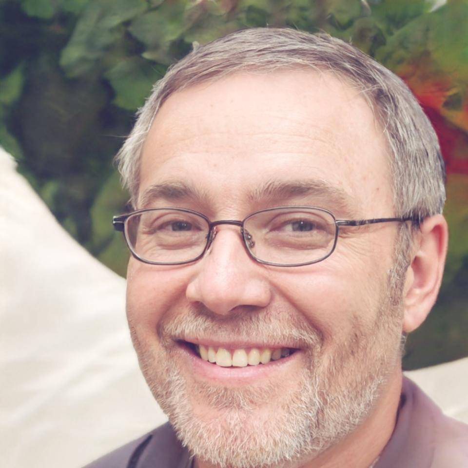 Retrato profesional de Iñigo Larrauri, analista financiero