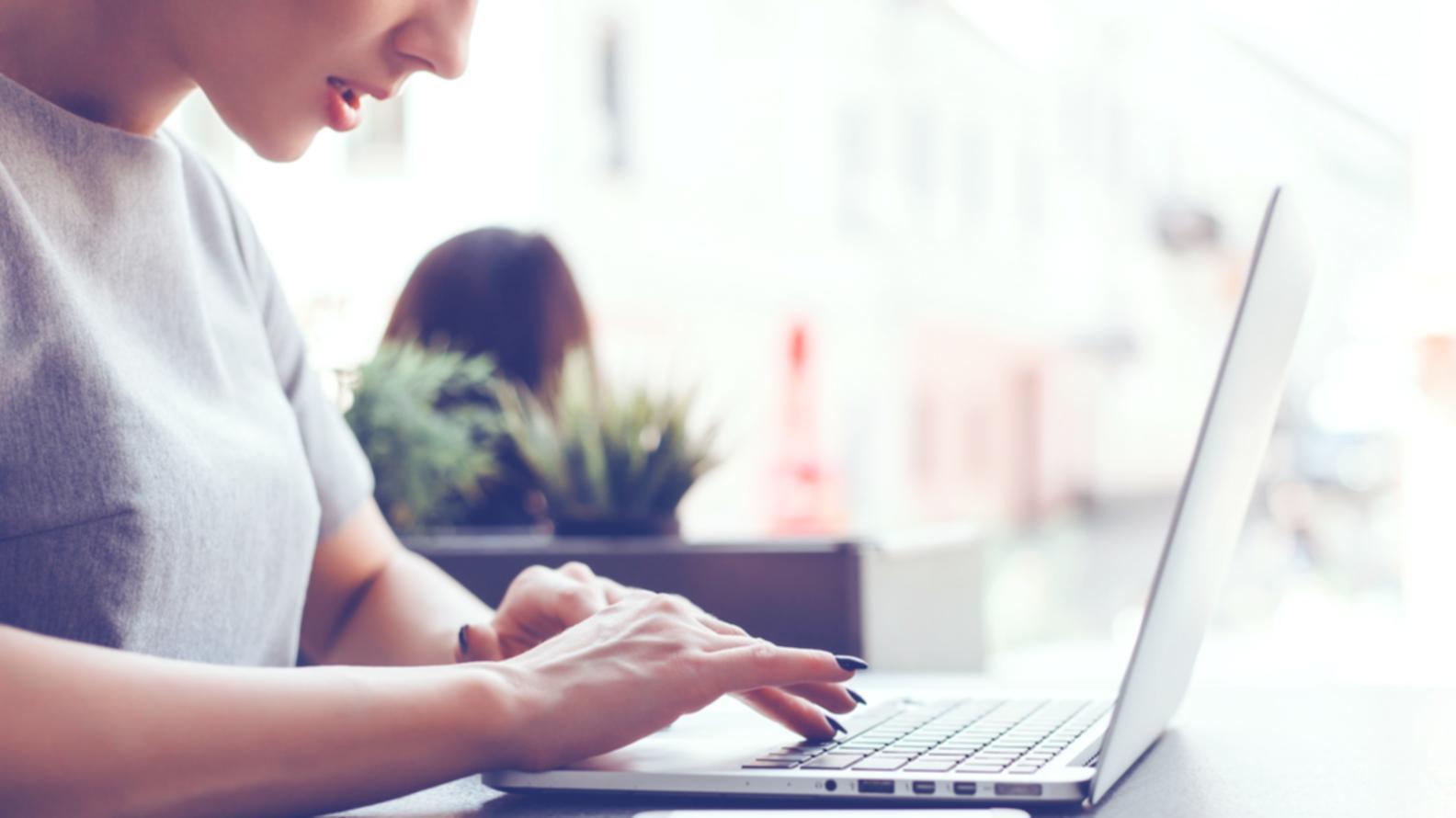 Persona revisando documentos financieros en un escritorio ordenado