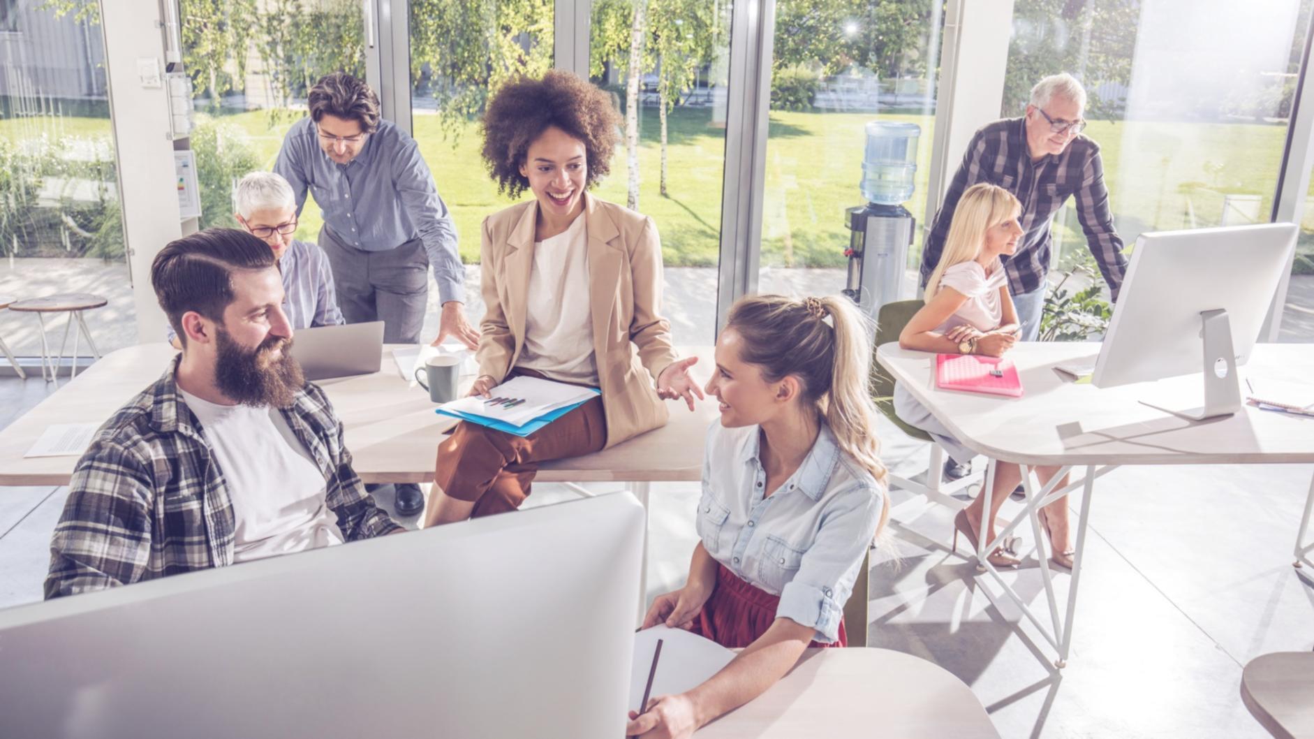 Equipo de derivalostiq trabajando en planificación financiera personalizada en oficina de Barcelona