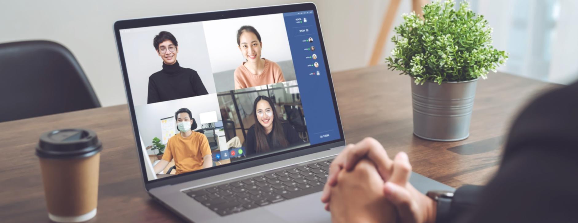 Espacio de trabajo con ordenador y documentos financieros organizados