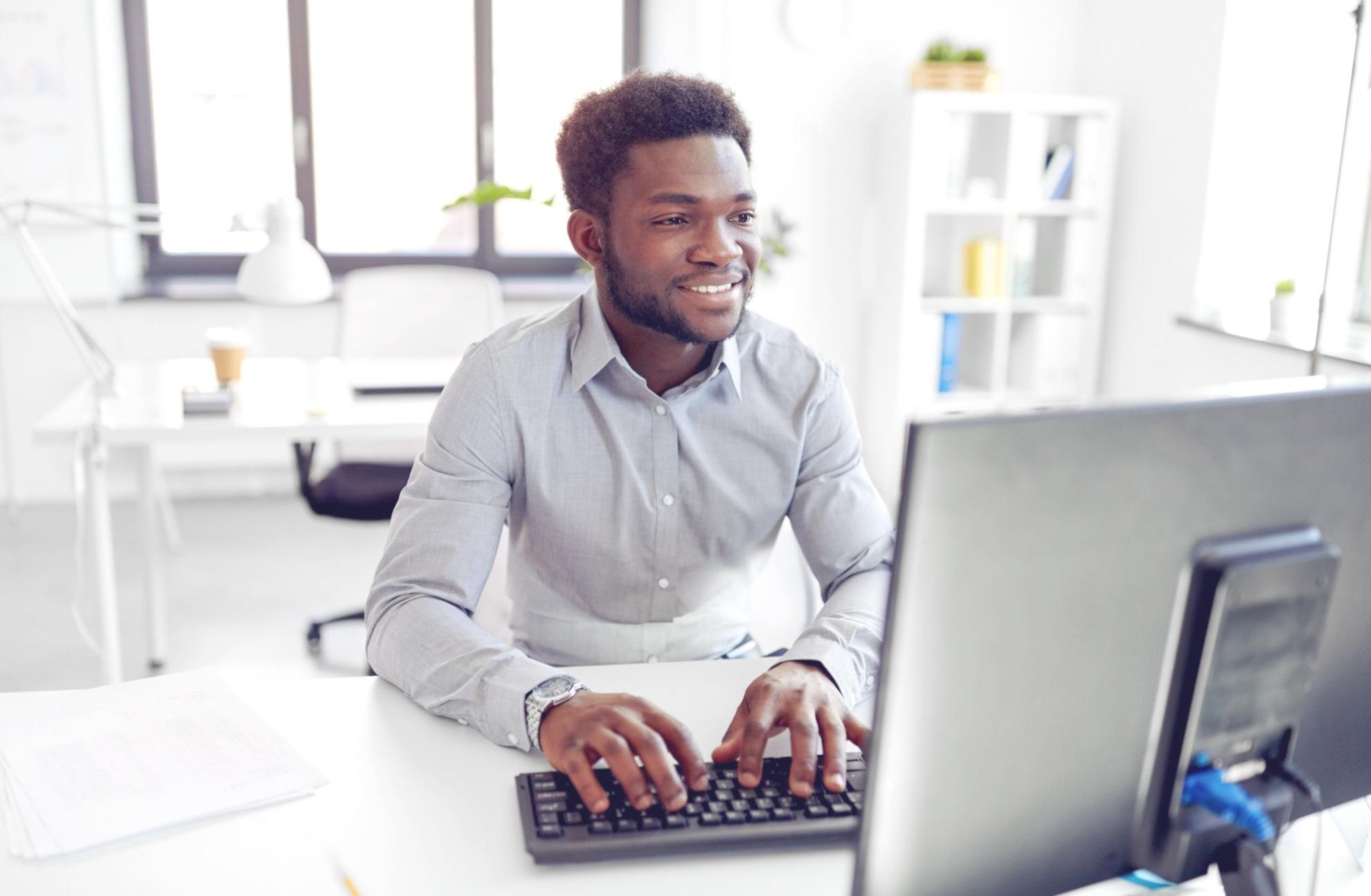 Reunión de equipo analizando informes financieros y estrategias de presupuesto